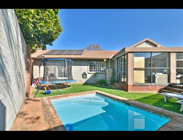 4 BEDROOM TOWNHOUSE FOR SALE IN SUIDEROORD